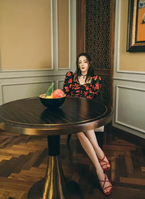 迪丽热巴印花裹身裙性感写真图片_3