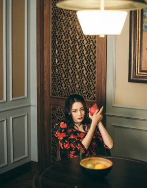 迪丽热巴印花裹身裙性感写真图片_6
