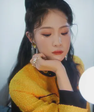 徐紫茵黄色针织连体服性感图片_2