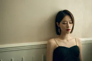 蓝盈莹黑色吊带性感写真图片_1