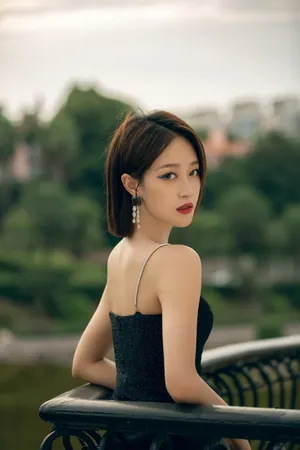 蓝盈莹黑色吊带性感写真图片_4