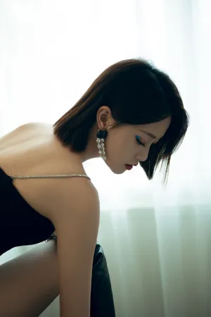 蓝盈莹黑色吊带性感写真图片_8