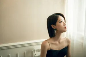 蓝盈莹黑色吊带性感写真图片_9