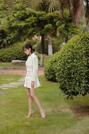 万茜白色西装裙干练写真图片_3