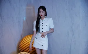 徐紫茵白色爱心连衣裙性感图片写真_6