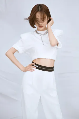 佟丽娅露腰装酷美写真图片_3
