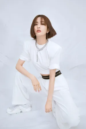佟丽娅露腰装酷美写真图片_5