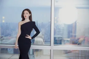 邓家佳斜肩鱼尾长裙魅力性感写真_7