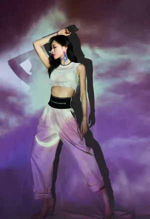 王霏霏性感光影写真图片_4