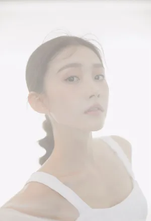 王嵛白色吊带裙甜美图片_2