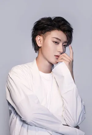 黄子韬白衣清爽帅气写真图片第2张