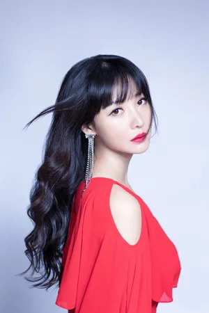 柳岩露肩红衣性感写真图片_4