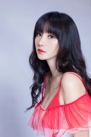 柳岩露肩红衣性感写真图片_8