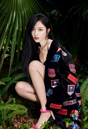 吴宣仪黑色拼贴徽章外套性感写真_2