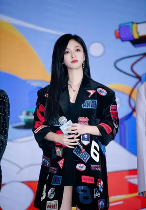 吴宣仪黑色拼贴徽章外套性感写真_3