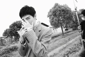 杨洋写真拍摄黑白花絮图片_7