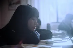 施诗格子衬衫花边裙片场写真_5
