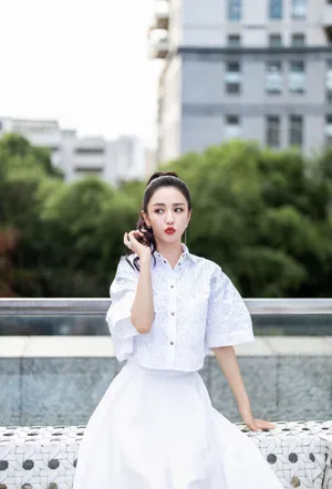 佟丽娅白裙俏皮写真图片_2