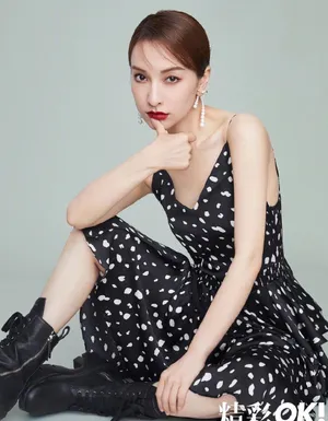 吴昕网格露背装性感写真图片