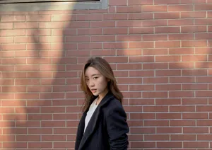 张月风衣酷感街拍图片