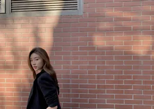 张月风衣酷感街拍图片