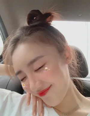 张月双马尾清新俏皮自拍图片