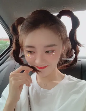 张月双马尾清新俏皮自拍图片_4