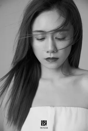 刘芸印花裙夏日甜美写真图片_4