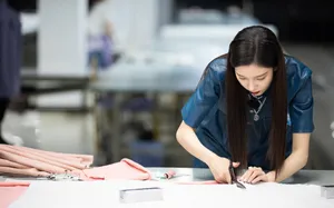 宋妍霏工装裙靓丽写真图片第4张