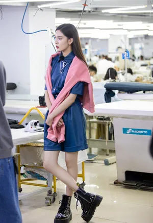 宋妍霏工装裙靓丽写真图片第5张