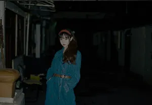 田曦薇复古风夜晚街拍写真图片_5