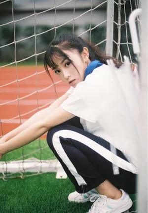 田曦薇校服甜美操场写真图片