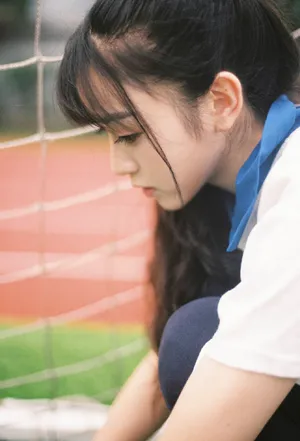 田曦薇校服甜美操场写真图片_3