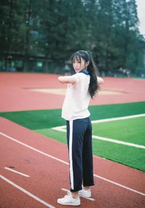 田曦薇校服甜美操场写真图片_4