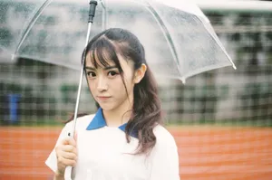 田曦薇校服甜美操场写真图片_5