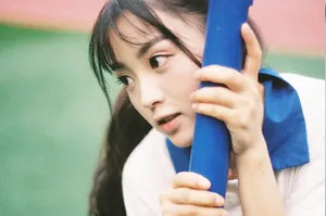 田曦薇校服甜美操场写真图片_7