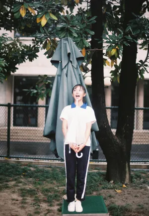 田曦薇校服甜美操场写真图片_8