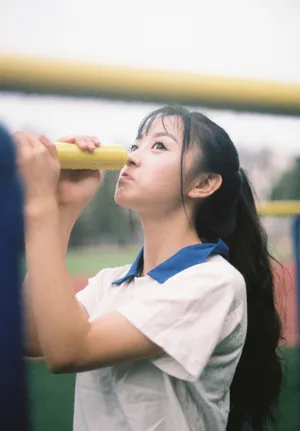 田曦薇校服甜美操场写真图片_10