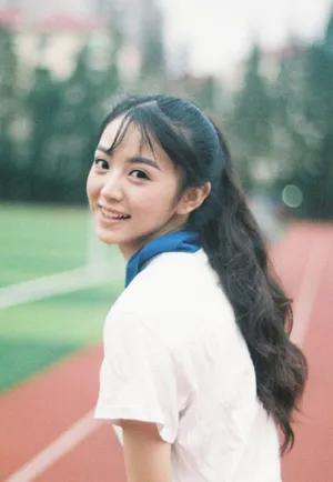 田曦薇校服甜美操场写真图片_12