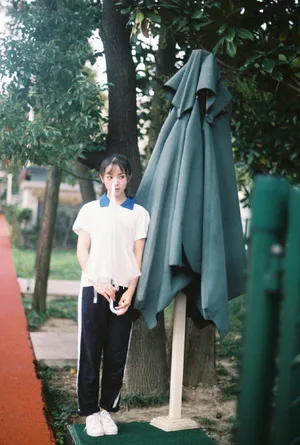 田曦薇校服甜美操场写真图片_13