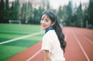 田曦薇校服甜美操场写真图片_15