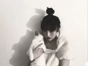 田曦薇丸子头鬼马俏皮私服照图片