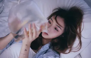 田曦薇纹格衬衫性感写真图片_10