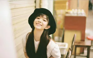 田曦薇渔夫帽私服街拍照图片_4