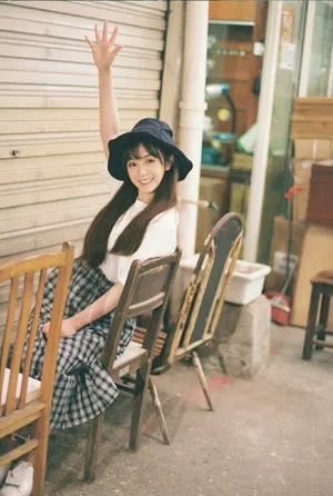 田曦薇渔夫帽私服街拍照图片第5张