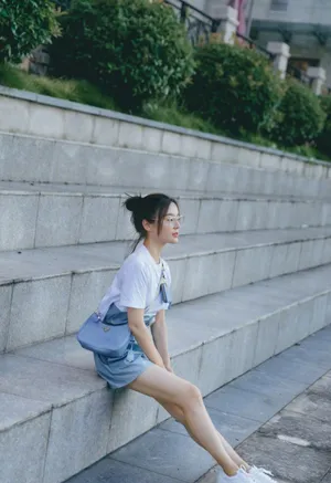 袁姗姗清爽休闲街拍写真图片