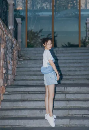 袁姗姗清爽休闲街拍写真图片_2