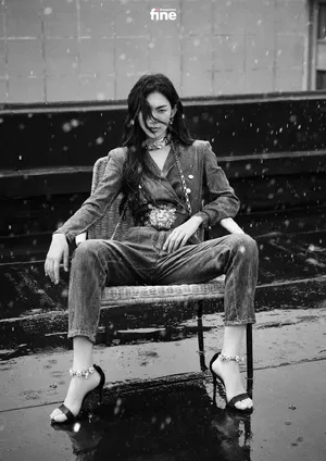 曾可妮黑白雨中大片性感写真_1