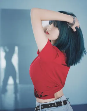 程潇红色短T时尚性感写真第6张