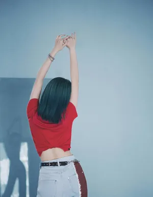 程潇红色短T时尚性感写真第7张